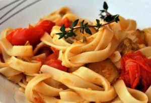 Tagliatelle_con_zucchine_e_pomodorini